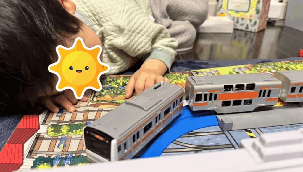 プラレール中央線を実際に走らせてそれを見ている息子の画像
