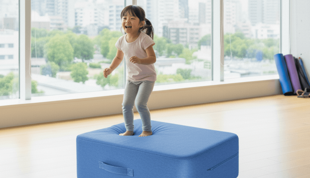 子供が笑顔でトランポリンクッションでジャンプしているようす