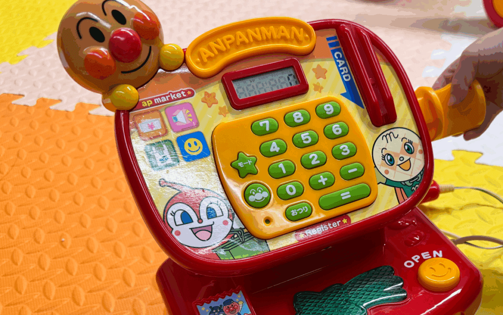 実際に3歳の息子がアンパンマンレジスターのおもちゃで遊んでいる画像