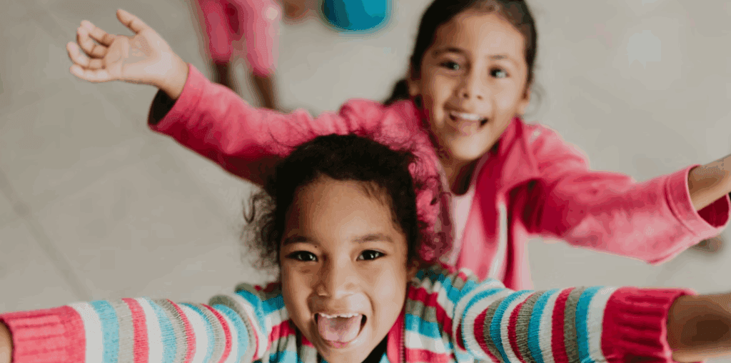 笑顔で遊ぶ外国人の子供たちの画像