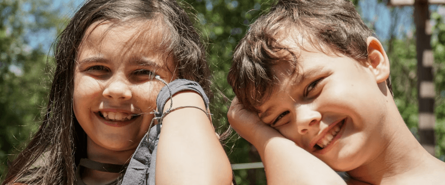 面白がっている子供の画像