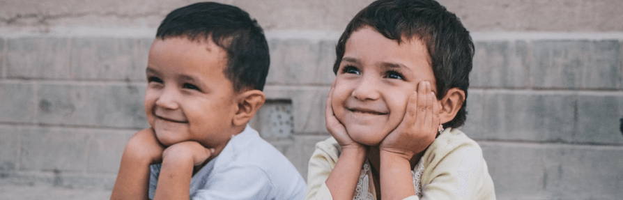 待ちわびている外国人の子供、おもちゃで遊びたがっている画像