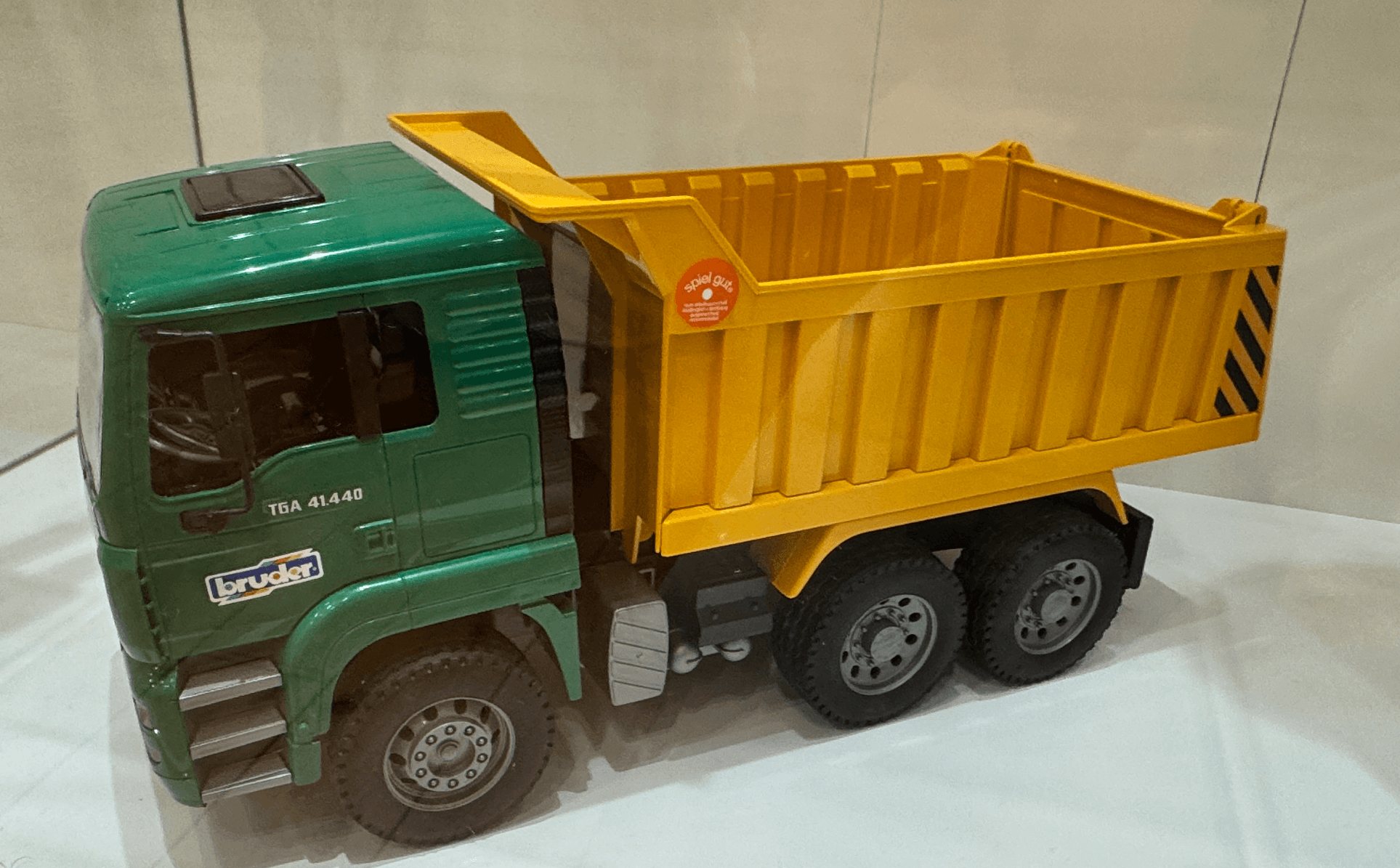 【ブルーダーはどこに売ってる？】ドイツ製働く車おもちゃの人気モデルと、賢い購入方法を徹底解説！