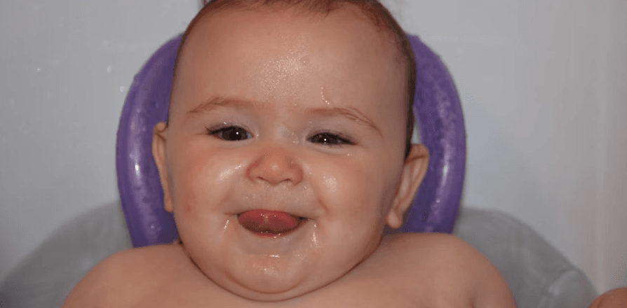 沐浴剤のお風呂で気持ちがいい赤ちゃんの画像