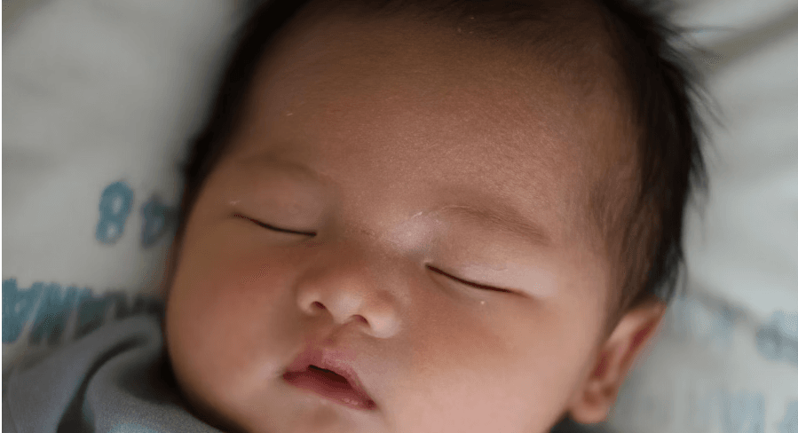 【子供の寝相が悪い！】蹴られて熟睡できない親へ。原因と“安眠”を取り戻す最強対策グッズ7選