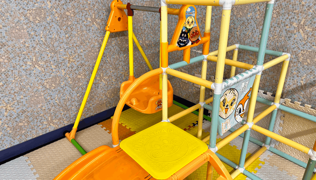 アンパンマンじゃんぐるジムを組み立てたところの画像