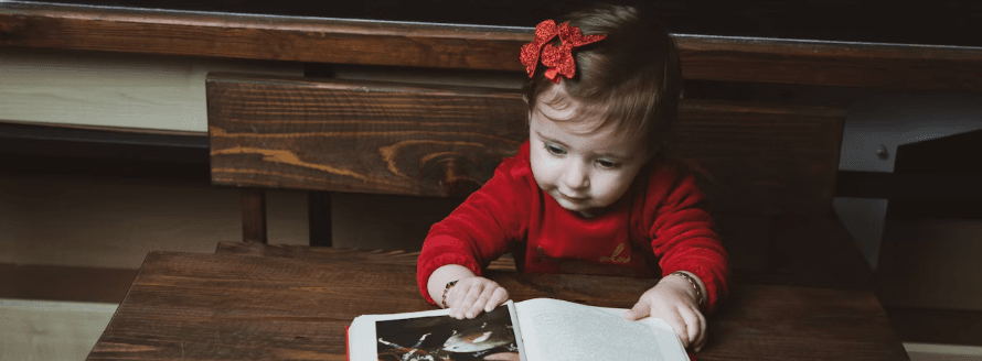 偉人の本を読む子どもの画像