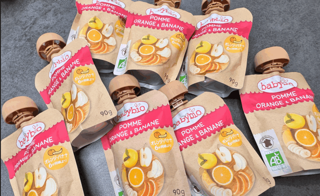 大量にバナナオレンジのベビービオをストックしている画像