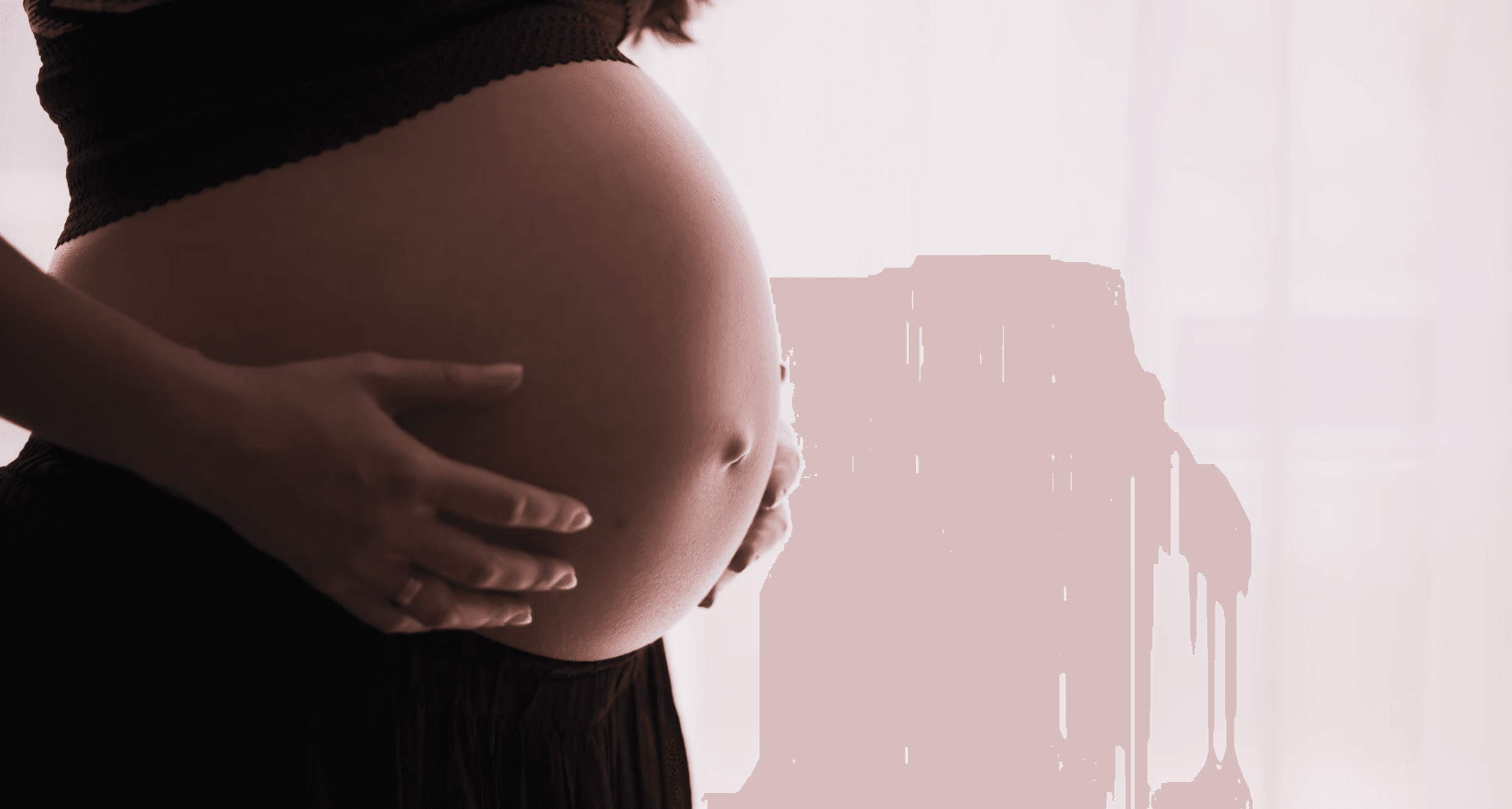 【妊娠線はニベアで消える？】“青缶神話”の真相と、私が「専用クリーム」を選んだ“本当の理由”