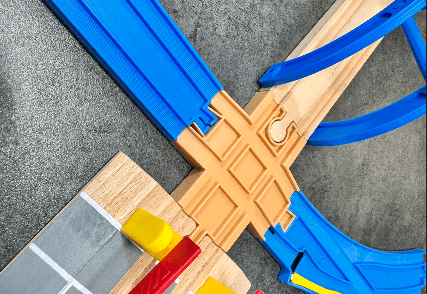 プラレールとブリオを連結！100均つながレールの奇跡と夢の相互乗り入れを実現する神パーツ4選