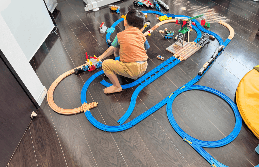 プラレールとブリオを連結されている巨大コースの画像