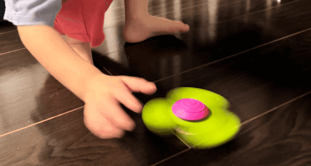 実際にファットブレインの赤ちゃんスピナーを回している息子の画像