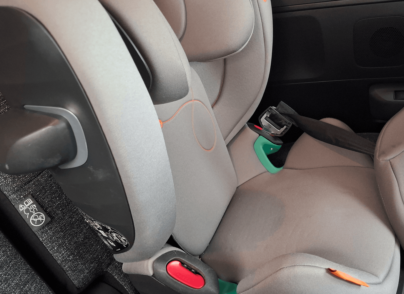 チャイルドシートの首カックン防止｜前のめりは大丈夫じゃない！子供の首を守る最強グッズ4選