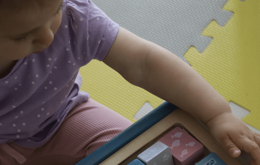 型はめパズルを行う1歳の子供の画像