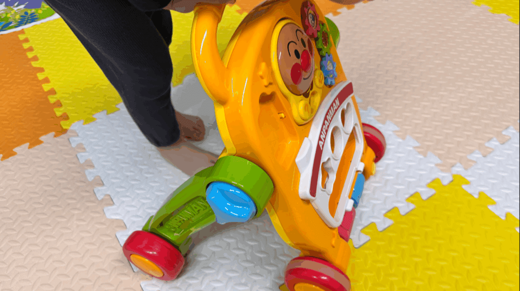 旧型へんしんウォーカーで遊んでいる子供の様子