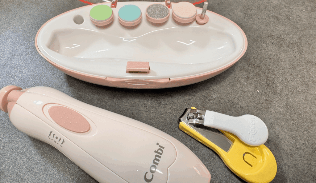 削るタイプと切るタイプ両方の爪切りの写真