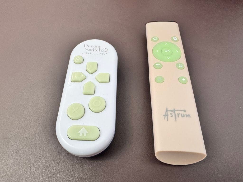 ドリームスイッチ2（画像左）とAstrumのリモコン（画像右）を比較した画像