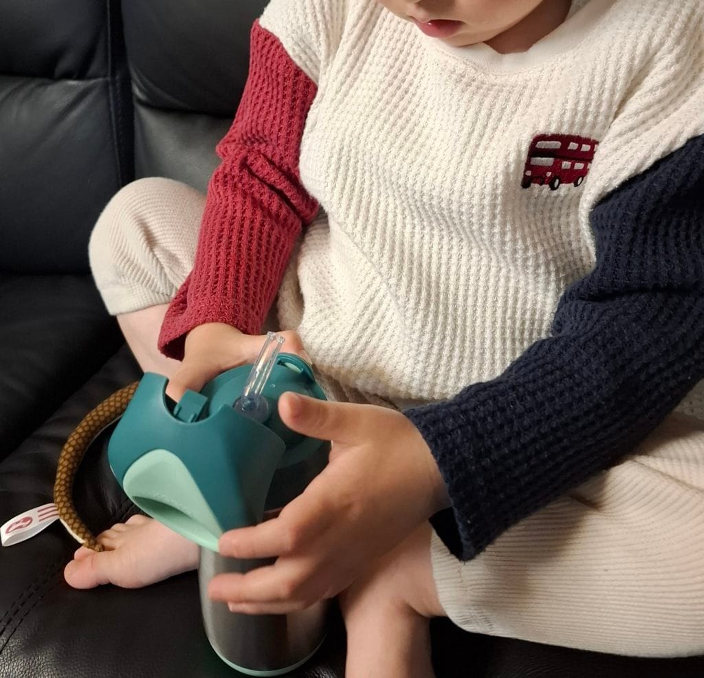  b.boxは「ボタン式」だから、3歳でもワンタッチ開閉！が出来ている実際の画像