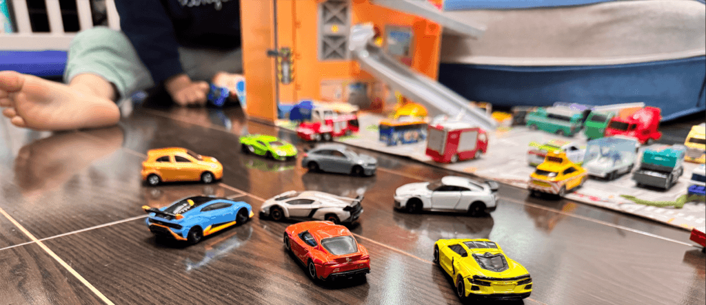 たくさんのトミカをトミカの町で走らせている画像