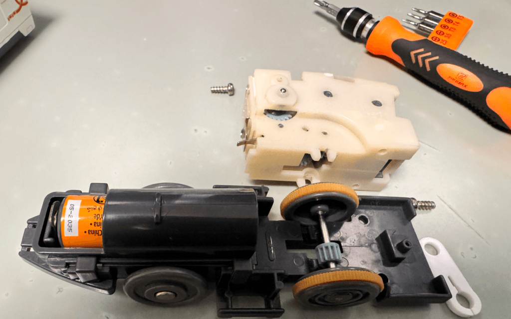 プラレールの連結機をドライバーで実際にはずしてみた画像