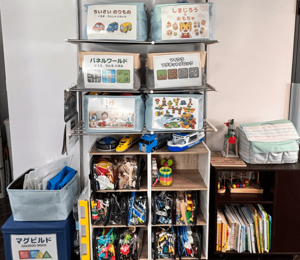 実際にわが家でおこなっているプラレールなどのおもちゃを分類別にざっくり収納してる画像