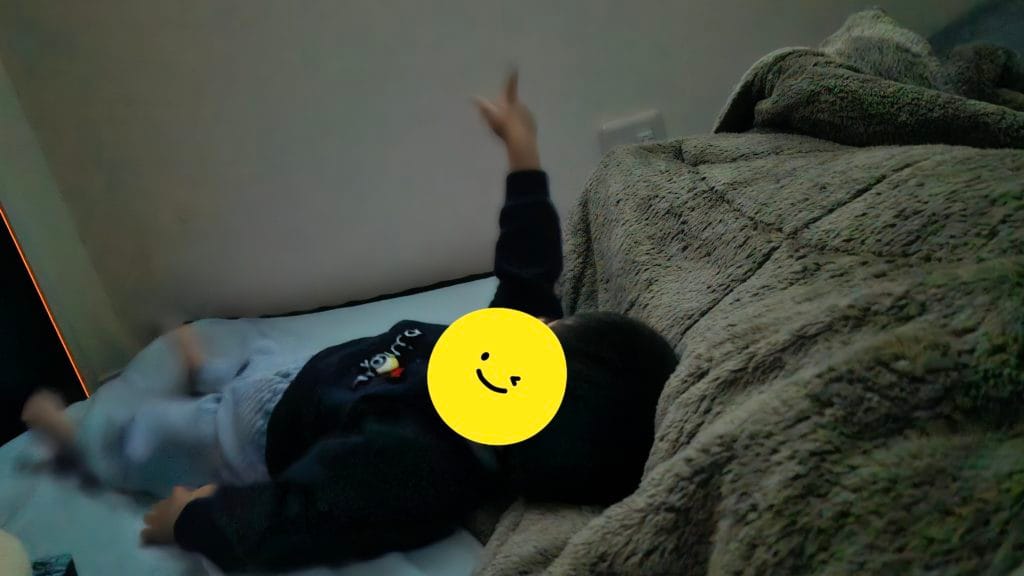 天井を見るために寝ている子供の画像