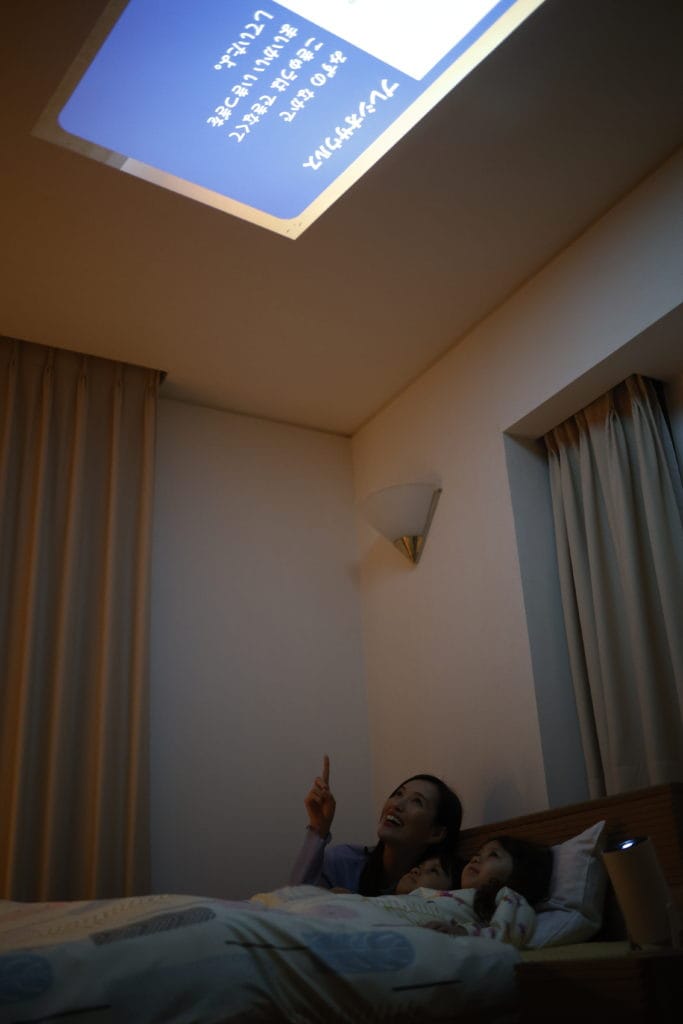 寝かしつけプロジェクターを天井に映している画像