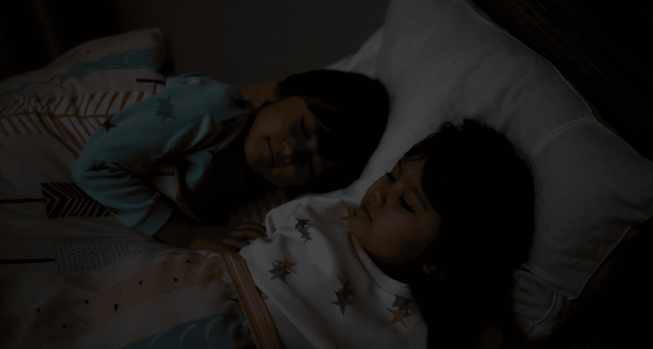 【寝かしつけ絵本】読み聞かせで「喉が疲れた」親へ。暗い部屋でも楽に寝かせる「代わりの方法」とプロジェクター活用術