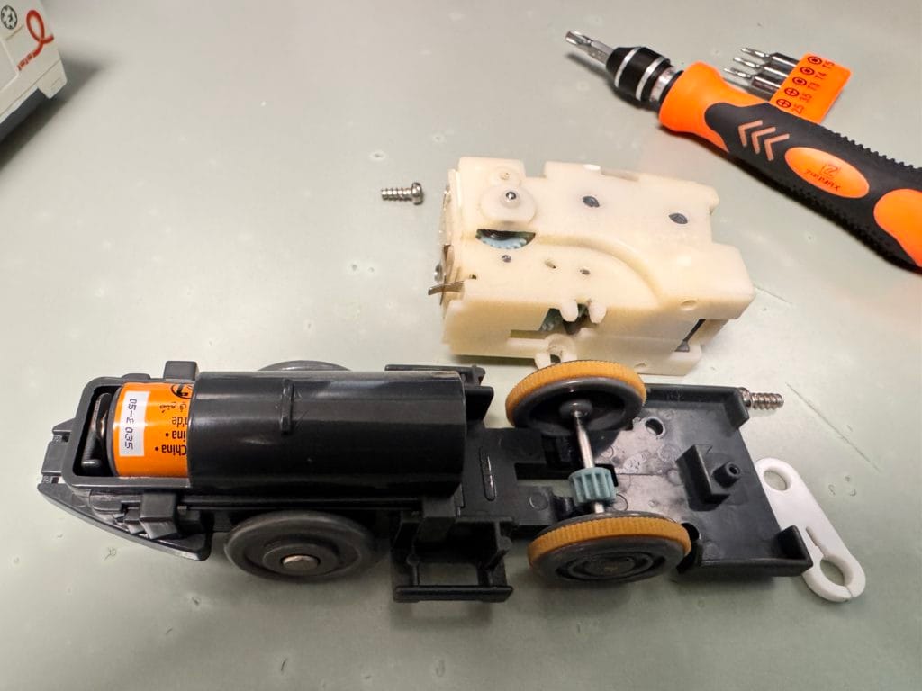 実際に修理するプラレールの先頭車両のギアボックスのを外した画像