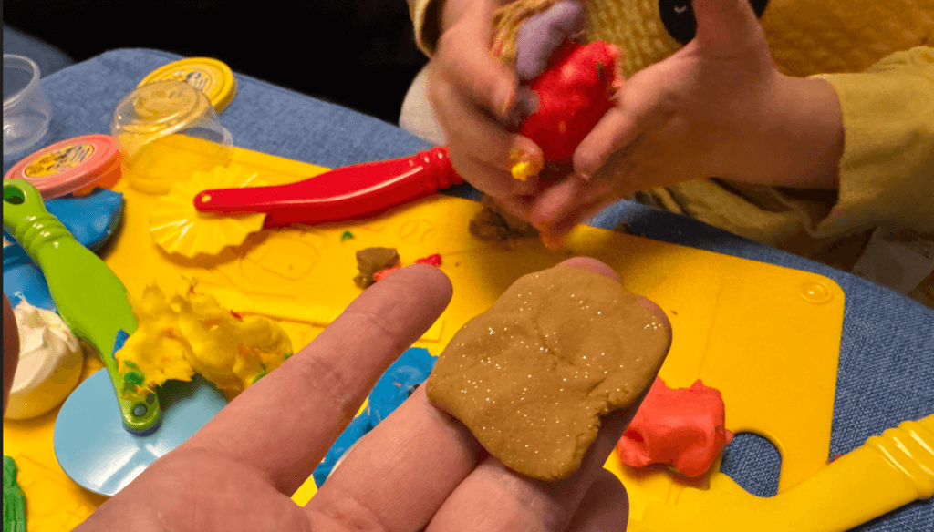 ラメ入りのねんどをいろいろ混ぜていった結果茶色くなった様子