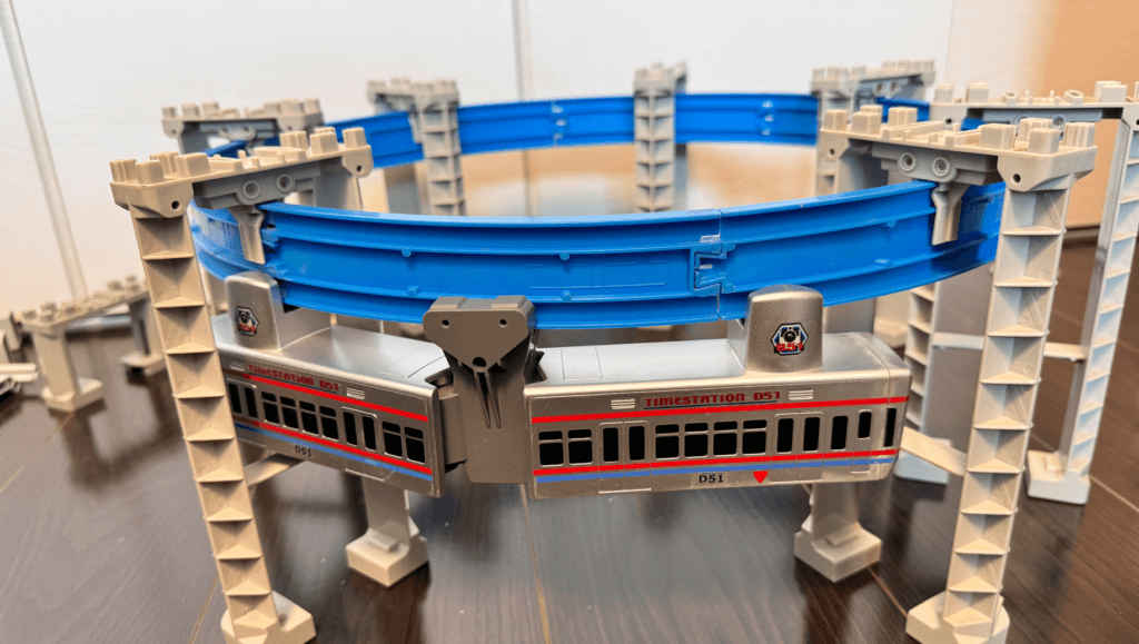 レールの下にぶら下がる「懸垂（けんすい）型」モノレールのプラレールを組み立てた画像