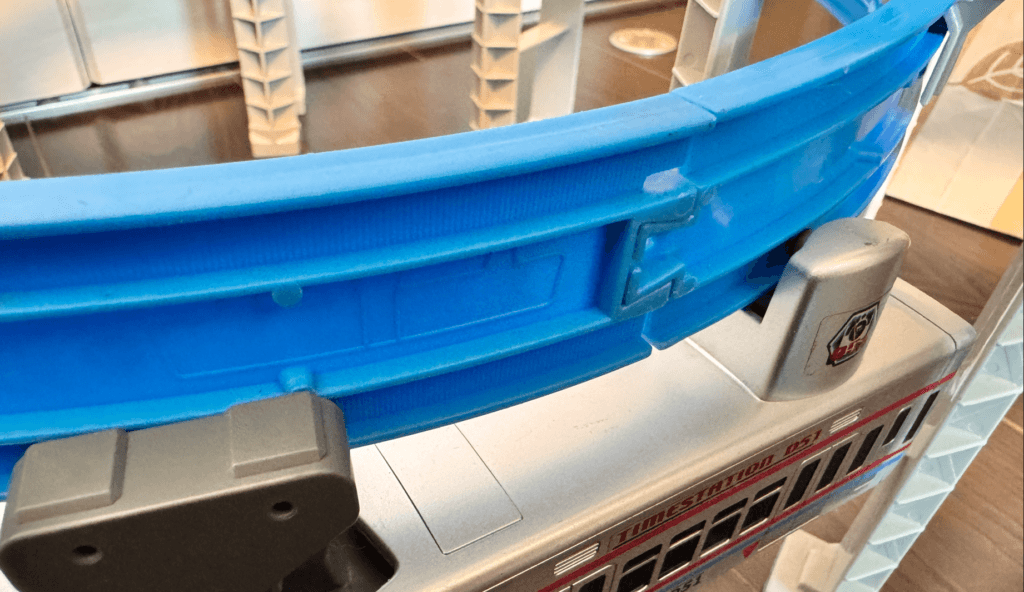 モノレール用のレールに引っかかって走ることになるのを説明する画像