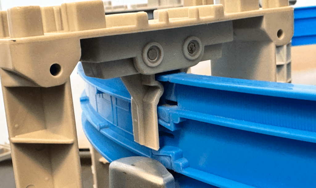 モノレール用のレールを上から挟み込んで固定するようなイメージを説明する画像