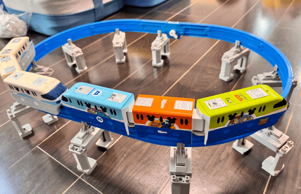 前にイベントバージョンのディズニーリゾートラインのプラレールモノレール、後ろに通常のディズニーリゾートラインのプラレールモノレールが走っている画像