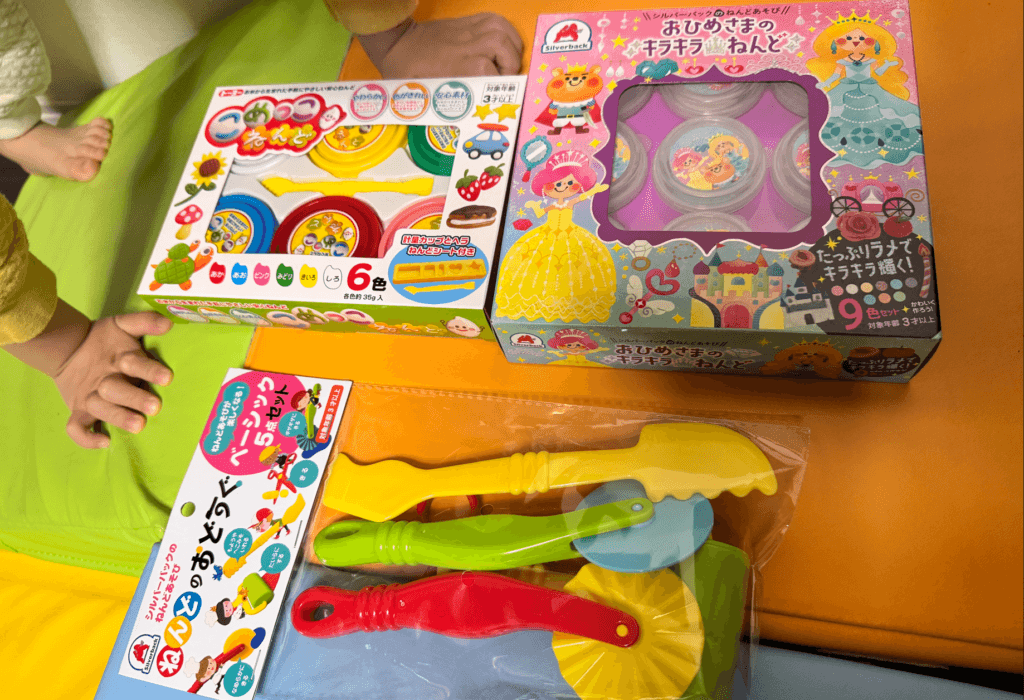 今回実際に遊んでみたこめっこねんど（お米のねんど）とラメ入りのねんどの実際の写真