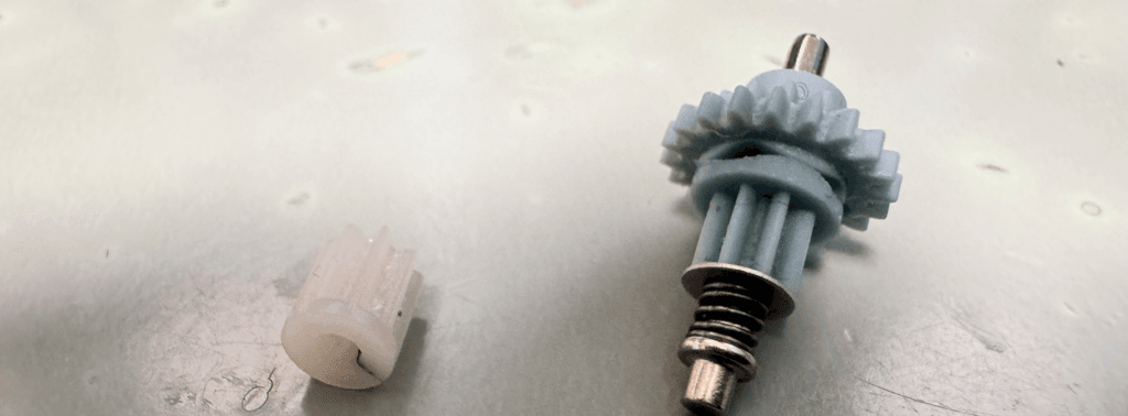 実際に分解して外したピニオンギア（左）とクラッチギア（右）の写真