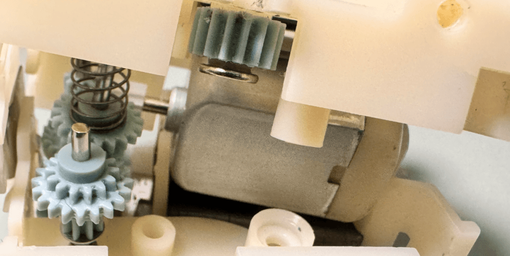実際にモータのギアボックスを分解してモーターが見えるようにした画像
