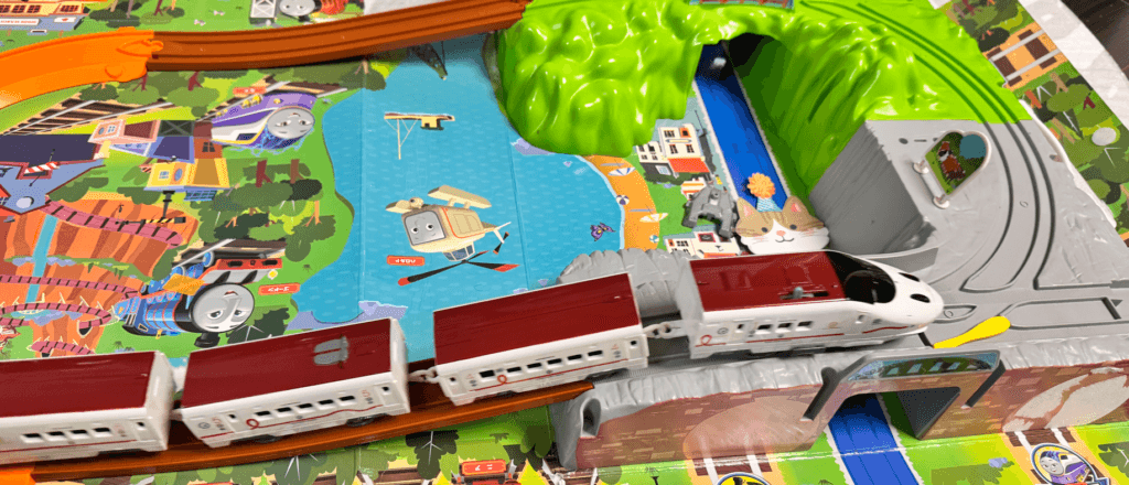 実際に修理し終わったあとのプラレールつばめが坂を上っている画像