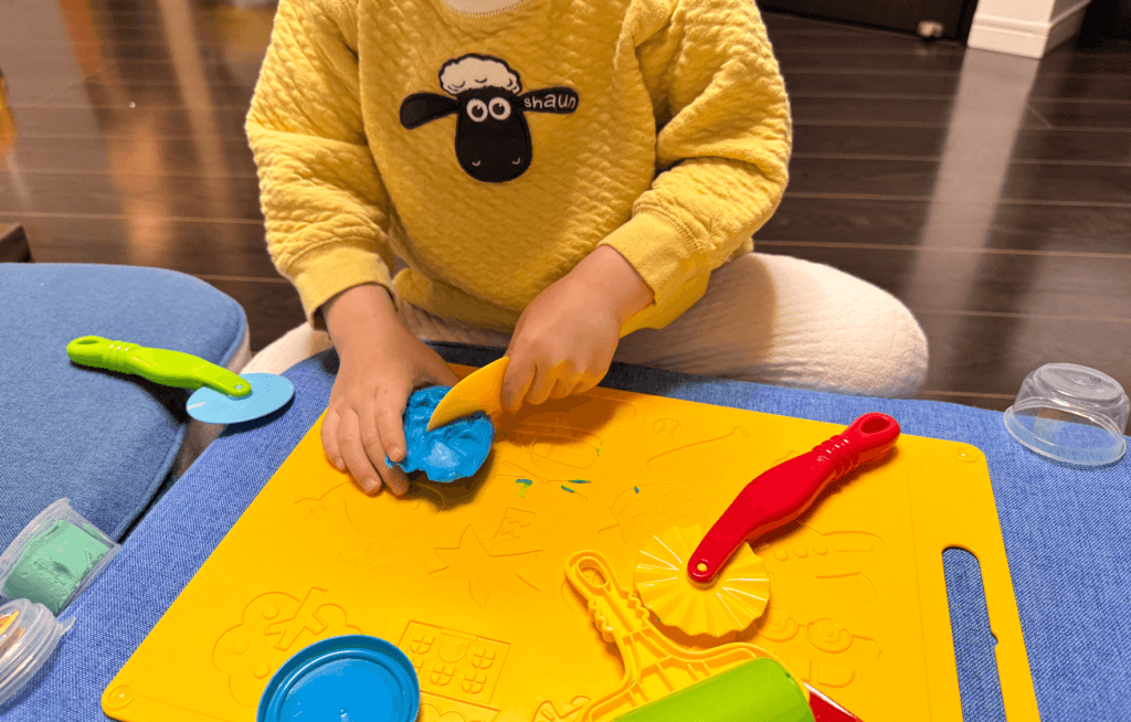じっさいにねんどを3歳の息子がナイフやローラーで形を作っている画像