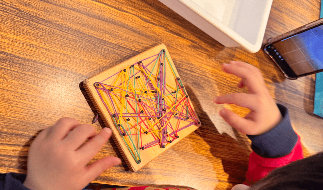 【3歳】手先が器用になる「巧緻性トレーニング」とは？くもんのパターンボードが最強の知育玩具である理由