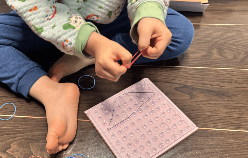 実際に3歳の息子がくもんおもちゃで巧緻性トレーニングをしている画像