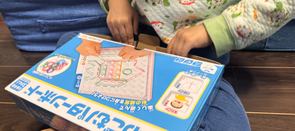 3歳の息子がくもんのわごむパターンボードのもっている画像